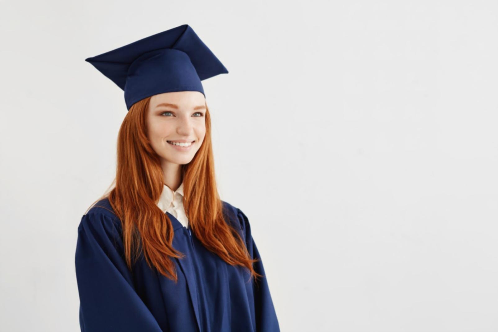 Professionnels travaillant ensemble sur des modèles financiers et analysant des scénarios