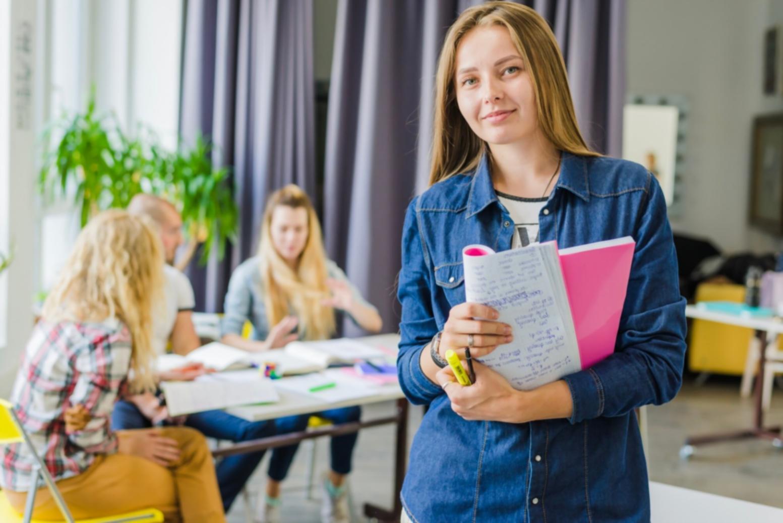 Analyse de scénarios financiers sur écran avec graphiques détaillés